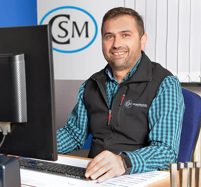 Geschäftsführer Cemal Murat am Arbeitsplatz
