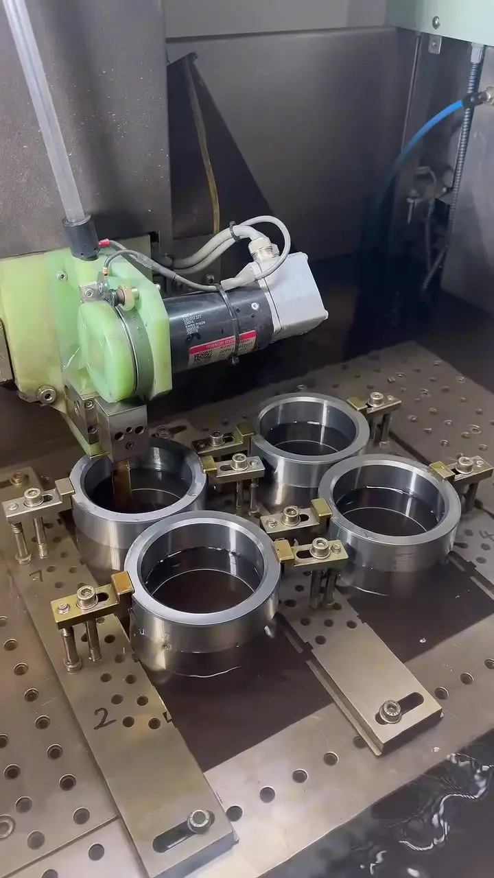 Aufgespannte Stahlringe in der Drahterodiermaschine