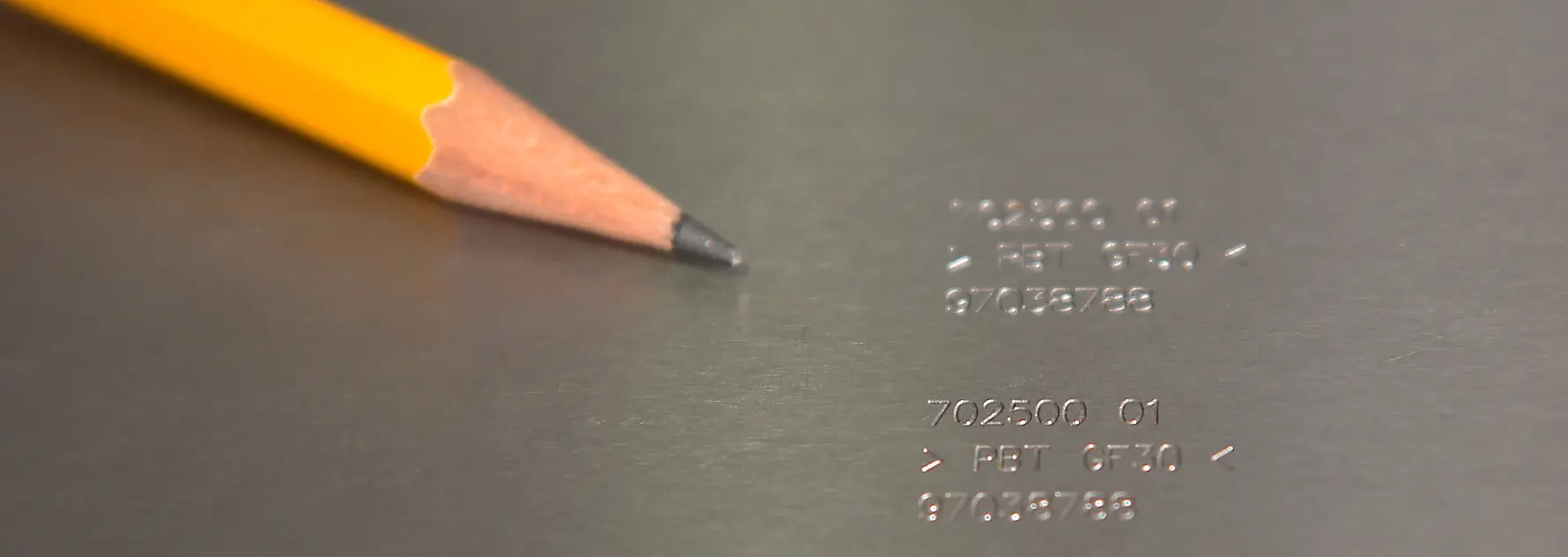 Gravierter Formeinsatz aus Stahl mit Bleistift