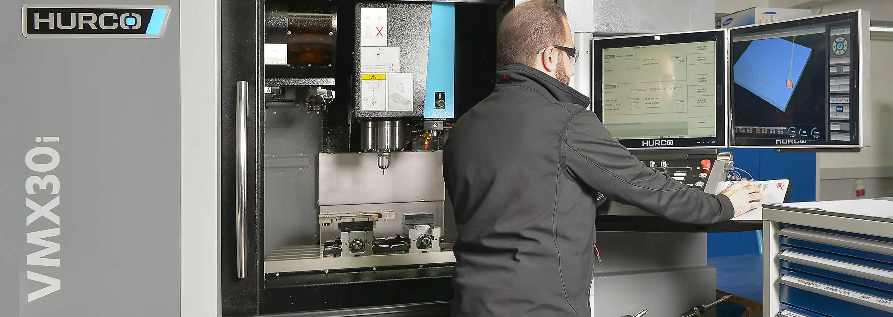 Mitarbeiter bedient die Hurco VMX 30i Fräsmaschine bei CSM
