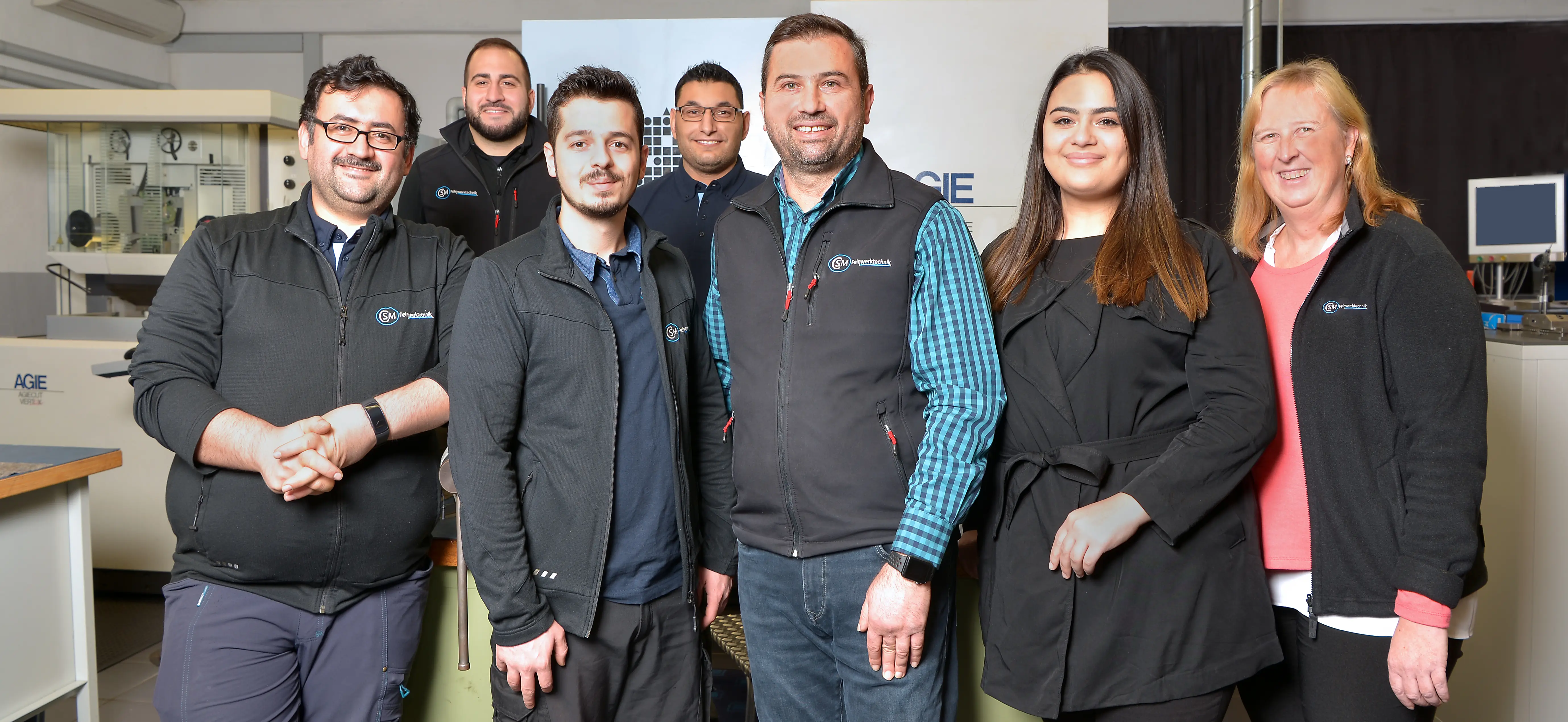 Das Team der CSM Feinwerktechnik GmbH vor den AGIE-Drahterodiermaschinen in Mühlacker